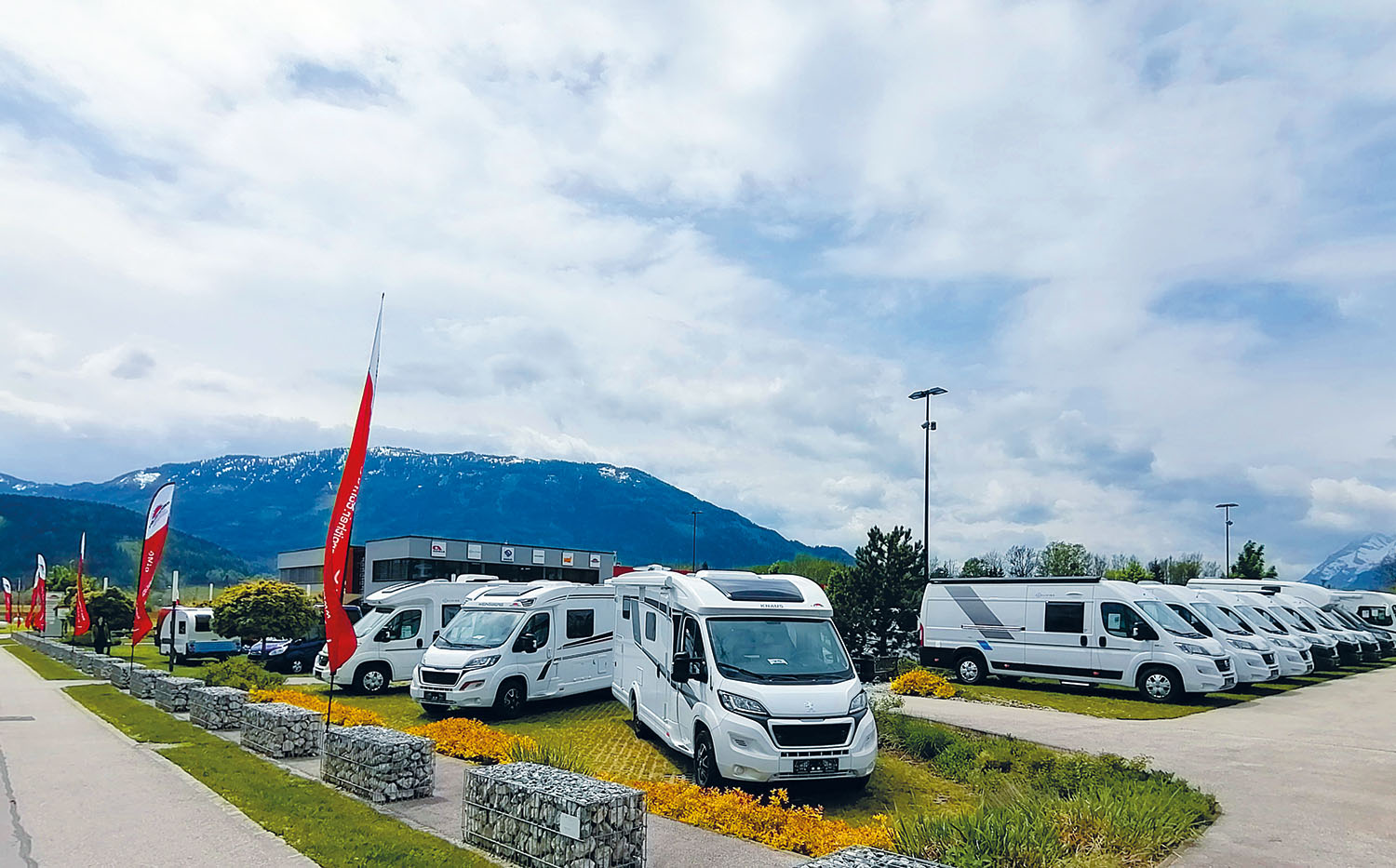 Reisemobile vor dem Firmengebäude von Gebetsroither in Weißenbach bei Liezen